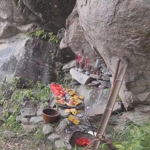 (血色浪漫的爱情)在血色浪漫的旋律中，探索爱与牺牲交织的动人故事