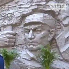 (小心火烛 下一句)小心火烛前面一句：别让烛光照亮你的错觉，保持警惕和谨慎。