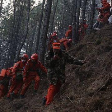 雅江火灾最新情况:致多人受伤,消防员紧急扑救,火势仍未得到控制。 雅江火灾最新情况:致多人受伤,消防员紧急扑救,火势仍未得到控制。