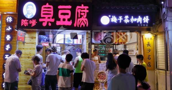 小小夜市冲榜顺序：从招牌美食到人气小吃，谁能笑到最后热卖？