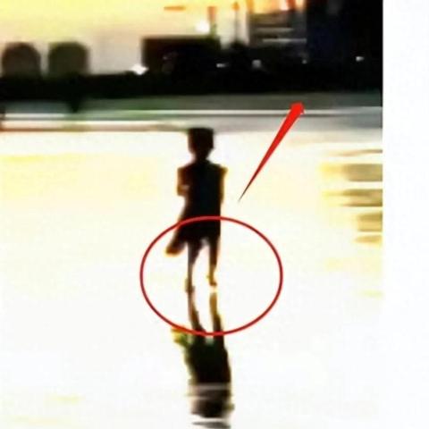 (传接球射门教学反思)通过跑动中传接球射门课后反思，提升足球技术水平。