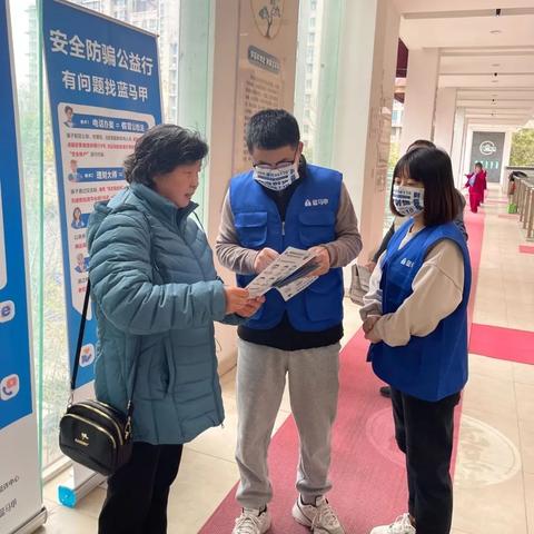老年人学习电脑图片：让智慧与科技共舞，挑战年龄枷锁，开启数字化生活之旅