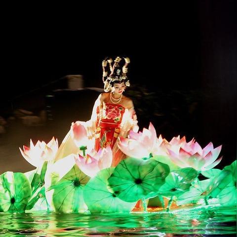 (“忽闻海上有仙山,山在虚无缥缈间”)忽闻海上有神仙，仰望蔚蓝天空探寻传说中的神秘力量