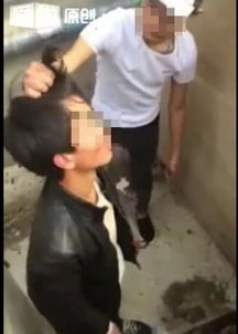 (男孩被围殴视频)男孩遭多名持棍围殴，警方通报受害情况引发社会关注