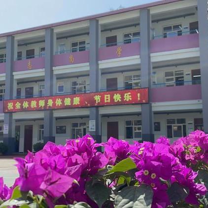 (三尺讲台的意义)探讨三尺讲台在教育领域中的重要性和作用