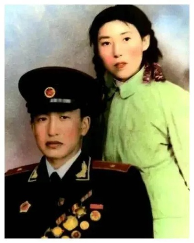 (严夫人近况)英勇无畏，荣耀战场：严夫人传奇人生的军旅风采与英雄事迹