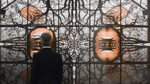 探索镜像空间的深层含义：现实与虚幻交织中的哲学思考与艺术表现