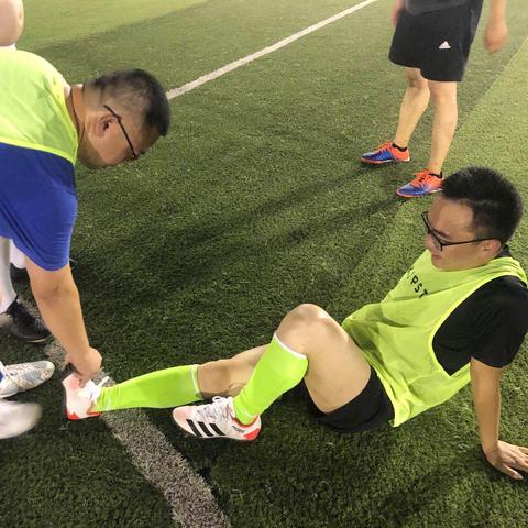 掌控球场，享受无限激情：手机单机足球游戏大全与游戏策略分析