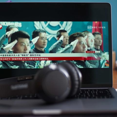 (飞利浦显示器一条线来回动)解决飞利浦电脑显示器出现动态线条问题的方法与技巧
