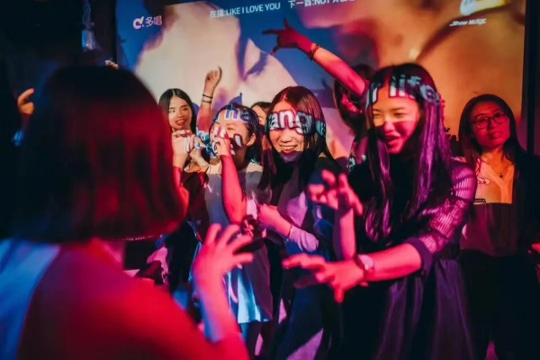 (小手电大派对官网)手电大派对攻略：如何在小型聚会中点亮人群，成为派对焦点？