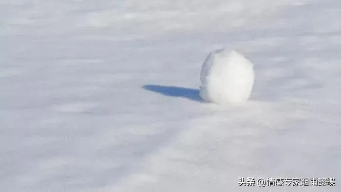 (雪球在雪地上滚动)雪地滚雪球原理解析：雪块的滚动如何积累雪量逐渐增大？