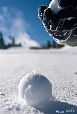 (雪球在雪地上滚动)雪地滚雪球原理解析：雪块的滚动如何积累雪量逐渐增大？