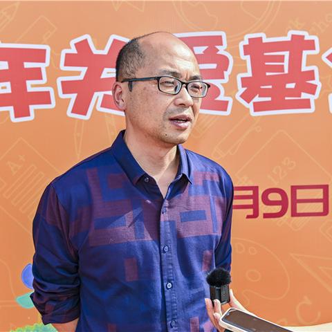 (七彩阳光跳舞的视频)七彩阳光搞笑版女生舞蹈：笑中带着欢乐的舞蹈秀